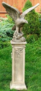 Casa Padrino Barock Adler Skulptur mit Sockel Antik Wei� / Grau 21 x 26 x H. 134 cm - Gartendeko im Barockstil 