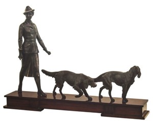 Casa Padrino Luxus Bronzefiguren Jgerin und Hunde Bronze / Dunkelbraun 61 x 11 x H. 45 cm - Luxus Dekofiguren mit Holzsockel 