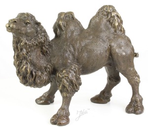 Casa Padrino Luxus Bronzefigur Kamel Bronze / Gold 44 x H. 34 cm - Edle Bronze Skulptur 