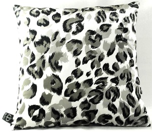 Casa Padrino Luxus Wohnzimmer Deko Kissen Milwaukee Wei� / Schwarz / Grau 45 x 45 cm - Feinster Samtstoff - Luxus Kollektion