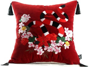 Casa Padrino Luxus Deko Kissen mit Troddeln Snake Rot / Mehrfarbig 45 x 45 cm - Feinster Samtstoff - Luxus Qualitt