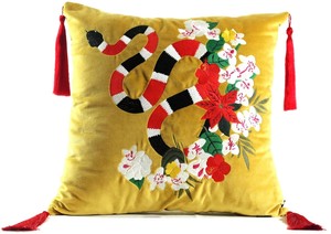 Casa Padrino Luxus Deko Kissen mit Troddeln Snake Gelb / Mehrfarbig 45 x 45 cm - Feinster Samtstoff - Luxus Qualitt