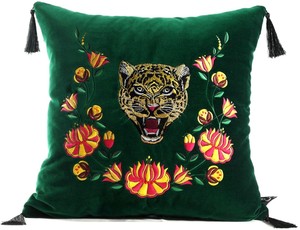 Casa Padrino Luxus Deko Kissen mit Troddeln Tiger Grn / Mehrfarbig 45 x 45 cm - Feinster Samtstoff - Luxus Qualitt