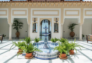 Casa Padrino Luxus Jugendstil Springbrunnen Wei� / Blau 300 x 300 x H. 155 cm - Handgefertigter & Handbemalter Keramik Gartenbrunnen - Barock & Jugendstil Garten Deko Accessoires