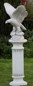 Casa Padrino Barock S�ule mit Adler Wei� / Grau 60 x 40 x H. 134 cm - Prunkvolle Gartens�ule im Barockstil - Gartendeko Stein S�ule mit Skulptur - Barock Garten & Terrassen Deko Accessoires