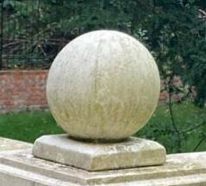 Casa Padrino Barock Kanonenkugel auf Stnder Wei  20 x H. 24 cm - Barock Garten & Terrassen Deko - Garten & Terrassen Deko im Barockstil - Barock Garten & Terrassen Deko Accessoires