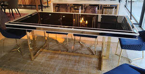 Casa Padrino Luxus Esstisch Wei� / Gold 208 x 101 x H. 80 cm - Rechteckiger K�chentisch mit Glasplatte - Esszimmer M�bel - K�chen M�bel - Luxus M�bel - Luxus Einrichtung - M�bel Luxus