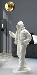 Casa Padrino Luxus Designer XXL Deko Skulptur Junge mit Luftballon Wei� / Gold H. 68 cm - XXL Kunstharz Deko Figur - Wohnzimmer Deko - Luxus Designer Deko Accessoires - Luxus Qualit�t