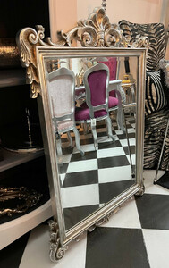 Casa Padrino Barock Spiegel Silber - Handgefertigter Wandspiegel mit eleganten Verzierungen - Prunkvoller Barockstil Wandspiegel - Barock Garderoben Spiegel - Barock M�bel - Edel & Prunkvoll