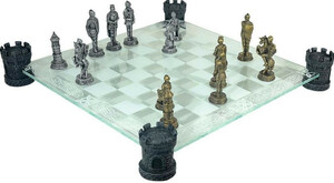 Casa Padrino Luxus Schach Set Antik Messing / Antik Silber 42 x 42 cm - Ritter Schachspiel - Glas Schachbrett mit Polyresin Burgt�rmen und Polyresin Schachfiguren - Luxus Deko Accessoires