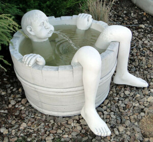 Casa Padrino Luxus Garten Deko Springbrunnen Wei�grau  74 x H. 56 cm - Beton Gartenbrunnen - Stein Brunnen mit Wasserspeier Skulptur - Garten Deko Accessoires