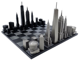 Casa Padrino Luxus Schach Set Schwarz / Wei / Grau 38 x 38 cm - New York Skyline Schachspiel - Holz Schachbrett mit Edelstahl Schachfiguren - Luxus Deko Accessoires