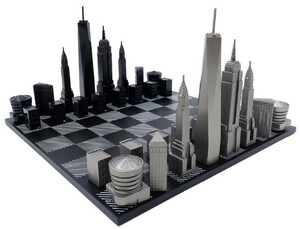 Casa Padrino Luxus Schach Set Schwarz / Wei� / Grau 38 x 38 cm - New York Skyline Schachspiel - Holz Schachbrett mit Edelstahl Schachfiguren - Luxus Deko Accessoires
