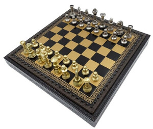 Casa Padrino Luxus Schach Set Schwarz / Gold / Silber 28 x 28 x H. 3,5 cm - Luxus Schachspiel - Leder hnliches Schachbrett mit Messing Schachfiguren - Luxus Deko Accessoires