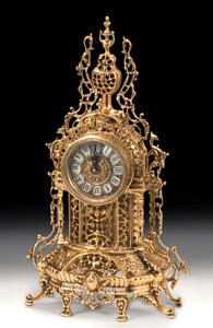 Casa Padrino Luxus Barock Tischuhr Gold 29 x H. 48 cm - Handgefertigte Bronze Uhr im Barockstil - Barock Schreibtischuhr - Barock Schreibtisch Deko - Barock Deko Accessoires - Barockstil Uhren