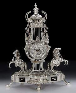 Casa Padrino Luxus Barock Tischuhr Silber / Schwarz 43 x H. 54 cm - Handgefertigte Bronze Uhr im Barockstil - Barock Schreibtischuhr - Barock Schreibtisch Deko - Barock Deko Accessoires
