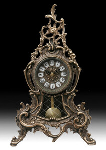 Casa Padrino Luxus Barock Tischuhr 26 x H. 42 cm - Handgefertigte Bronze Uhr im Barockstil - Barock Schreibtischuhr - Barock Schreibtisch Deko - Barock Deko Accessoires - Barockstil Uhren