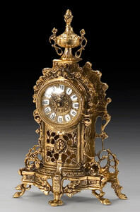Casa Padrino Luxus Barock Tischuhr Gold 23 x H. 37 cm - Handgefertigte Bronze Uhr im Barockstil - Barock Schreibtischuhr - Barock Schreibtisch Deko - Barock Deko Accessoires - Barockstil Uhren