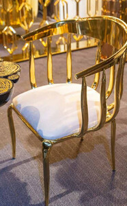 Casa Padrino Luxus Esszimmer Stuhl mit Armlehnen Creme / Gold - Gepolsterter Edelstahl Kchen Stuhl - Esszimmer Mbel - Hotel Mbel - Restaurant Mbel - Luxus Mbel