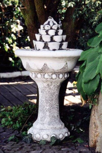 Casa Padrino Barock Garten Deko Springbrunnen Wei� / Grau  44 x H. 75 cm - Prunkvoller Gartenbrunnen im Barockstil - Runder Barock Stein Brunnen - Barock Garten Deko Accessoires