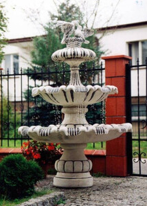Casa Padrino Barock Springbrunnen mit 2 dekorativen Tauben Grau / Schwarz  129 x H. 175 cm - Prunkvoller Barock Gartenbrunnen - Runder Gartendeko Stein Brunnen - Barock Garten Deko Accessoires