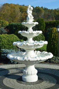 Casa Padrino Barock Springbrunnen Junge mit Fisch Wei  135 x H. 210 cm - Prunkvoller Gartenbrunnen im Barockstil - Runder Gartendeko Stein Brunnen - Barock Garten Deko Accessoires