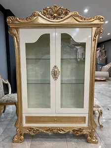 Casa Padrino Luxus Barock Vitrine Wei� / Gold - Prunkvoller Massivholz Vitrinenschrank mit 2 Glast�ren und Schublade - Luxus M�bel im Barockstil - Barock M�bel - Edel & Prunkvoll