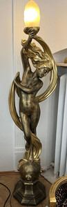 Casa Padrino Jugendstil Stehleuchte Frau Antik Gold H. 180 cm - Prunkvolle Kunstharz Skulptur mit Lampe - Barock & Jugendstil Stehleuhten
