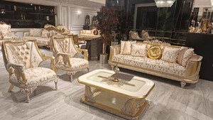 Casa Padrino Luxus Barock Wohnzimmer Set Gold / Wei - 2 Barock Sofas & 2 Barock Sessel & 1 Barock Couchtisch - Luxus Wohnzimmer Mbel im Barockstil - Edel & Prunkvoll