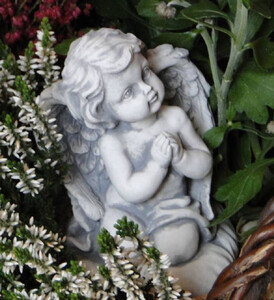 Casa Padrino Jugendstil Deko Skulptur Engel Grau H. 12 cm - Elegante Deko Stein Figur - Wohnzimmer Deko - Garten Deko - Barock & Jugendstil Deko Accessoires