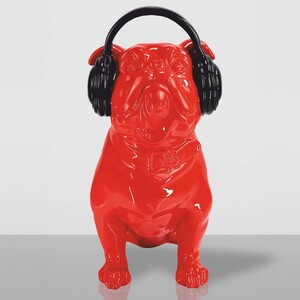 Casa Padrino Deko Skulptur Hund Bulldogge mit Kopfh�rern Rot / Schwarz H. 120 cm