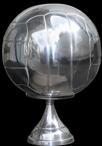 Casa Padrino Fu�ball Skulptur auf Sockel aus poliertem Aluminium Silber Deko Fu�ball Art Deco Dekoration Ball Figur