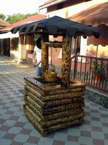 Casa Padrino Garten Brunnen Rustikal mit Schpfeimer Mod G1 - Eiche Massivholz - Gartenbrunnen Echtholz Massiv