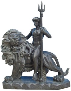 Casa Padrino Antik Stil Marmor Skulptur Mann auf L�we Rechts Grau H. 100 cm - Garten Deko