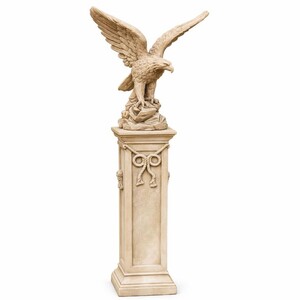 Casa Padrino Barock Garten Deko Adler Skulptur mit S�ule Beige H. 134 cm