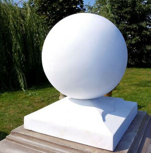 Casa Padrino Kanonenkugel auf St�nder Wei� - Schwere Ausf�hrung - Garten Dekoration