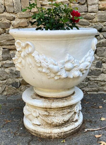 Casa Padrino Barock Blumentopf mit Sockel Wei�  47 x H. 79 cm - Prunkvoller Pflanzentopf mit rundem Sockel im Barockstil - Barock Garten Deko Accessoires
