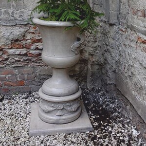 Casa Padrino Barock Blumentopf mit Sockel Grau H. 108 cm - Barock Garten Deko