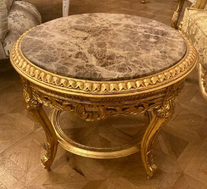 Casa Padrino Barock Couchtisch mit Marmorplatte Gold / Grau - Runder Massivholz Wohnzimmertisch im Barockstil - Barockstil Wohnzimmer M�bel - Barock M�bel - Antik Stil Wohnzimmer M�bel