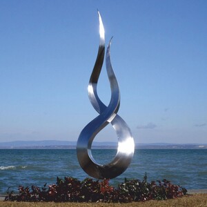 Casa Padrino Luxus Edelstahl Garten Deko Skulptur Flamme Silber H. 210 cm