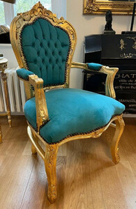 Casa Padrino Barock Esszimmer Stuhl mit Armlehnen T�rkis / Gold - Handgefertigter Antik Stil Massivholz Stuhl mit edlem Samtstoff - Esszimmer M�bel im Barockstil - Barock M�bel