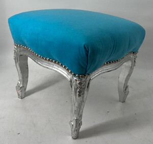 Casa Padrino Barock Fuhocker Hellblau / Silber - Handgefertigter Antik Stil Hocker mit edlem Samtstoff - Wohnzimmer Mbel im Barockstil - Barock Mbel