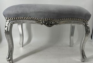 Casa Padrino Barock Hocker Grau / Silber - Handgefertigter Antik Stil Sitzhocker - Wohnzimmer M�bel im Barockstil - Barock M�bel - Edel & Prunkvoll