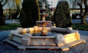 Casa Padrino Barock Springbrunnen / Gartenbrunnen Junge mit Goldfisch Grau  490 x H. 190 cm - Groer 3-Stufiger Brunnen mit Umrandung