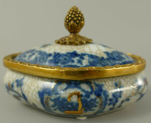 Casa Padrino Barock Porzellan Zuckerdose mit Deckel Creme / Blau / Messing 11 x 8 x H. 8 cm - Barock Porzellan Deko Accessoires