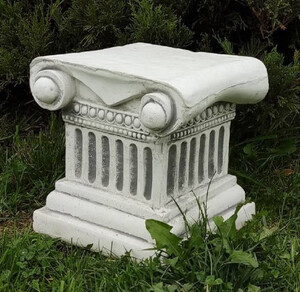 Casa Padrino Barock Sockel Grau 22 x 22 x H. 23 cm - Prunkvoller Gartensockel im Barockstil - Gartendeko Stein Sockel - Barock Garten Deko Accessoires - Barock Terrassen Deko Accessoires