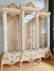 Casa Padrino Barock Vitrine Wei / Beige / Mehrfarbig / Gold - Handgefertigter Massivholz Vitrinenschrank mit 3 Glastren und Glitzersteinen - Barock Mbel - Edel & Prunkvoll