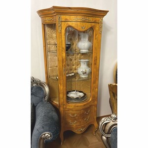 Casa Padrino Barock Vitrine Vogelaugenahorn / Gold / Messing H. 175 cm - 1B Ware