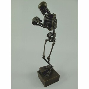 Casa Padrino Bronze Deko Skulptur Skelett H. 31 cm - Deko Accessoires