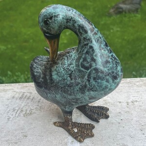 Casa Padrino Deko Bronze Figur Ente Mintgrn / Bronze H. 16 cm - Garten Deko